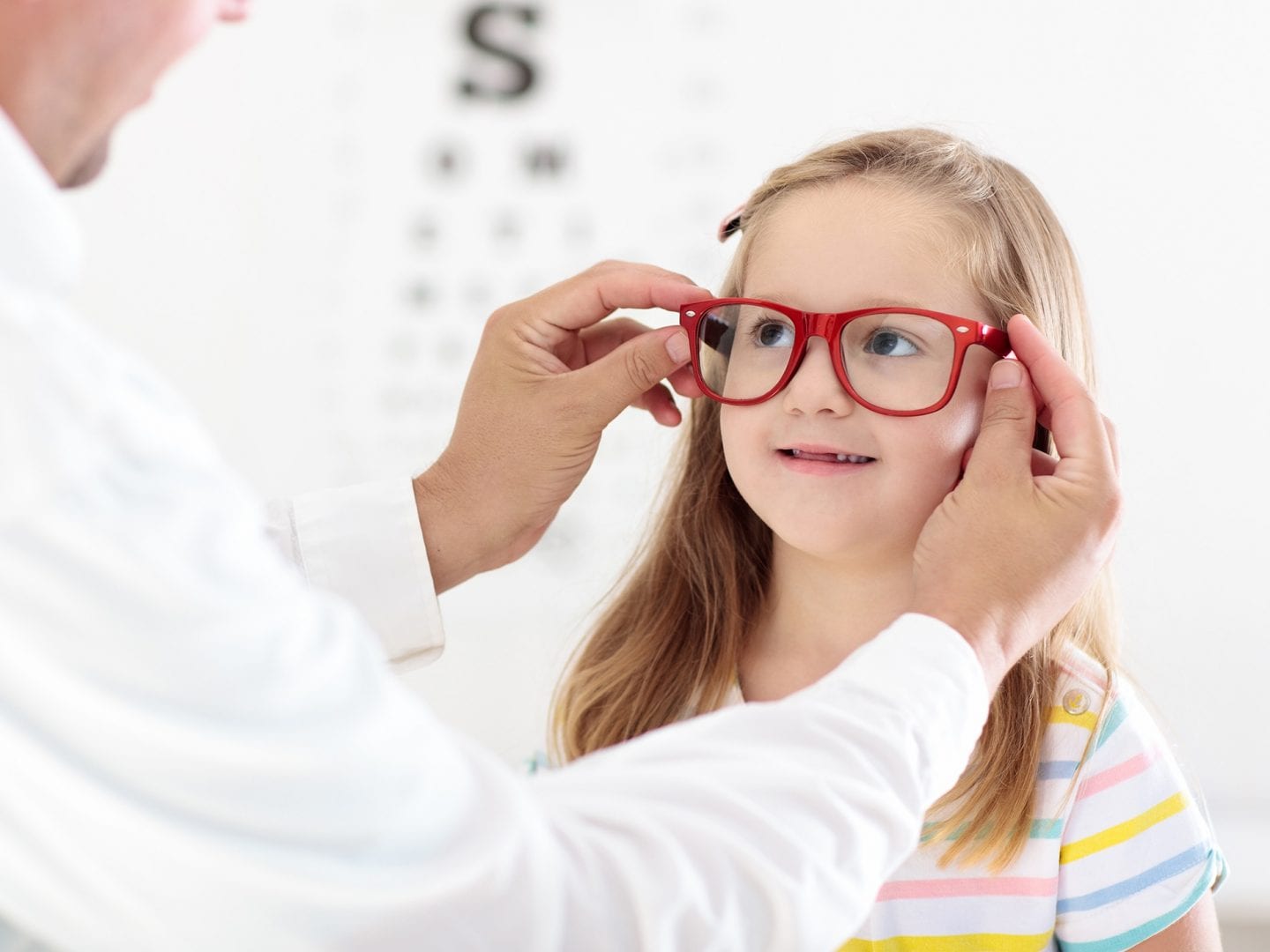 APH shop featured image of a student using a magnifier to read their school work.