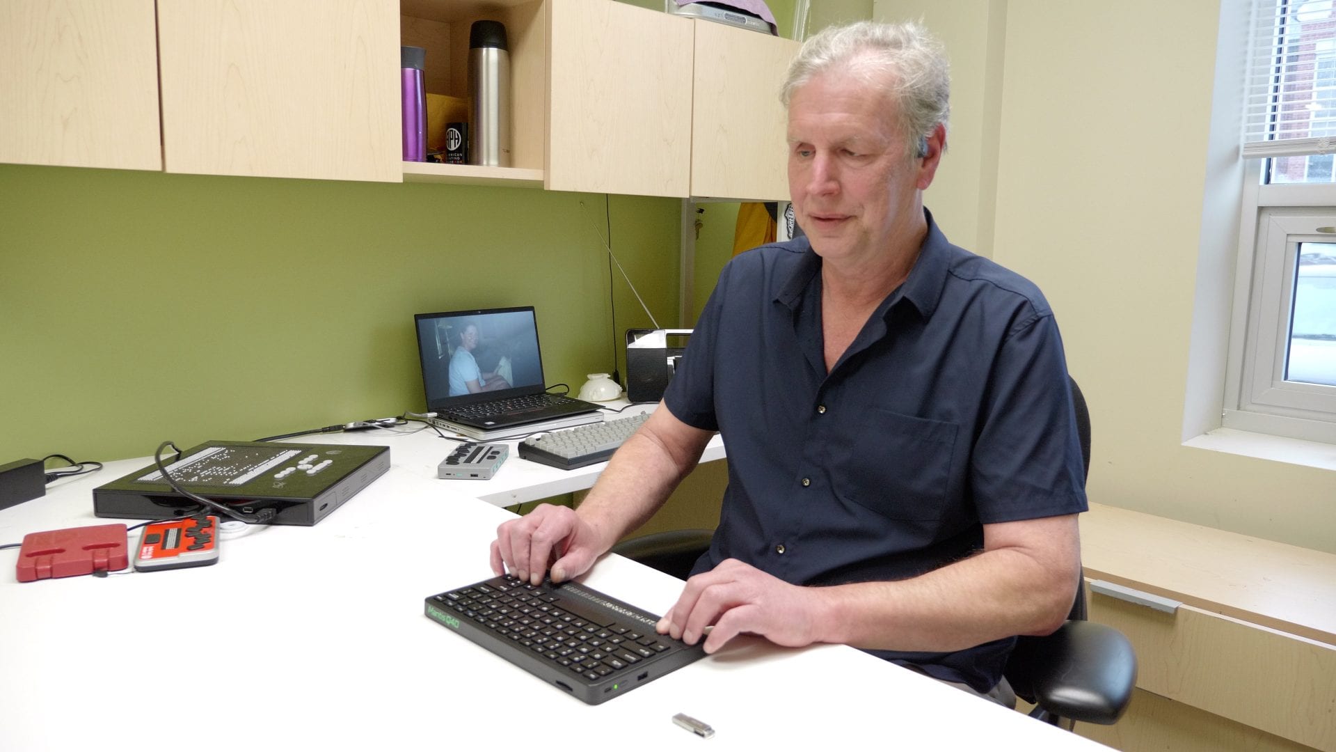 Larry Skutchan sitting in his office using the Mantis Q40 at his desk