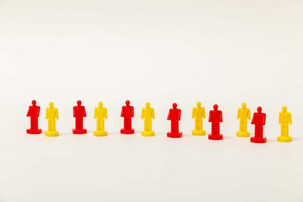 3D player figures positioned in a link alternating between yellow and red on a white background.